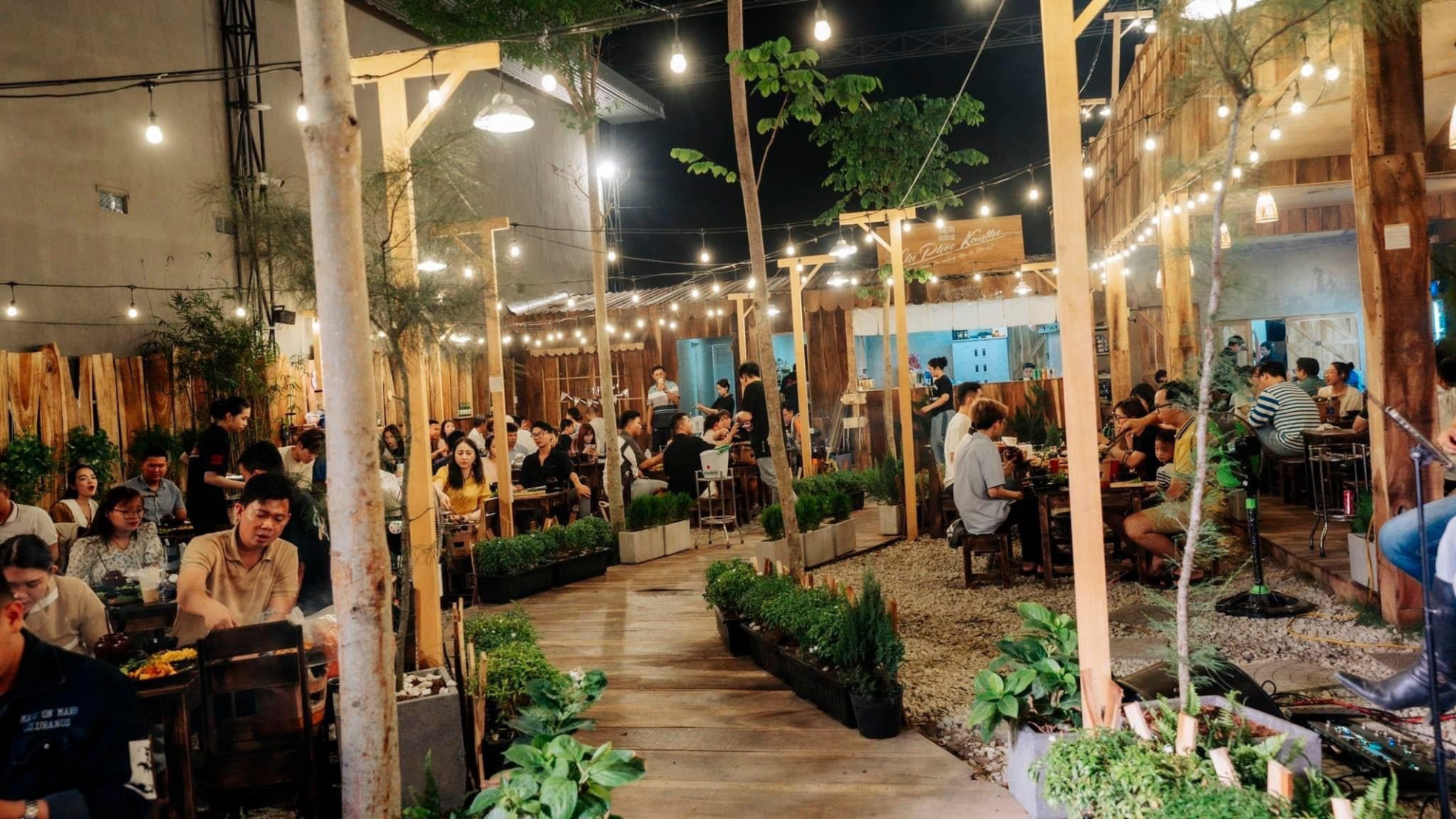 THẢM CỎ VÀ CUNG CẤP CHẬU CÂY XANH CHO QUÁN ĂN 